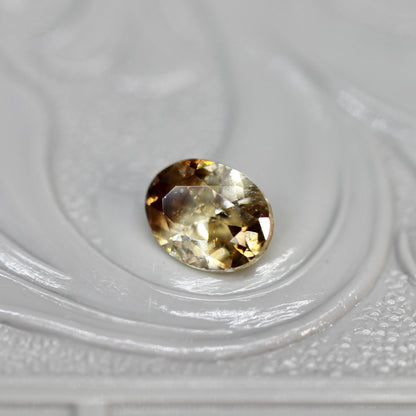 オーバルカット バイカラーキャシテライト 0.83ct 5.1mm×4.2mm×2.1mm【MJ2620】
