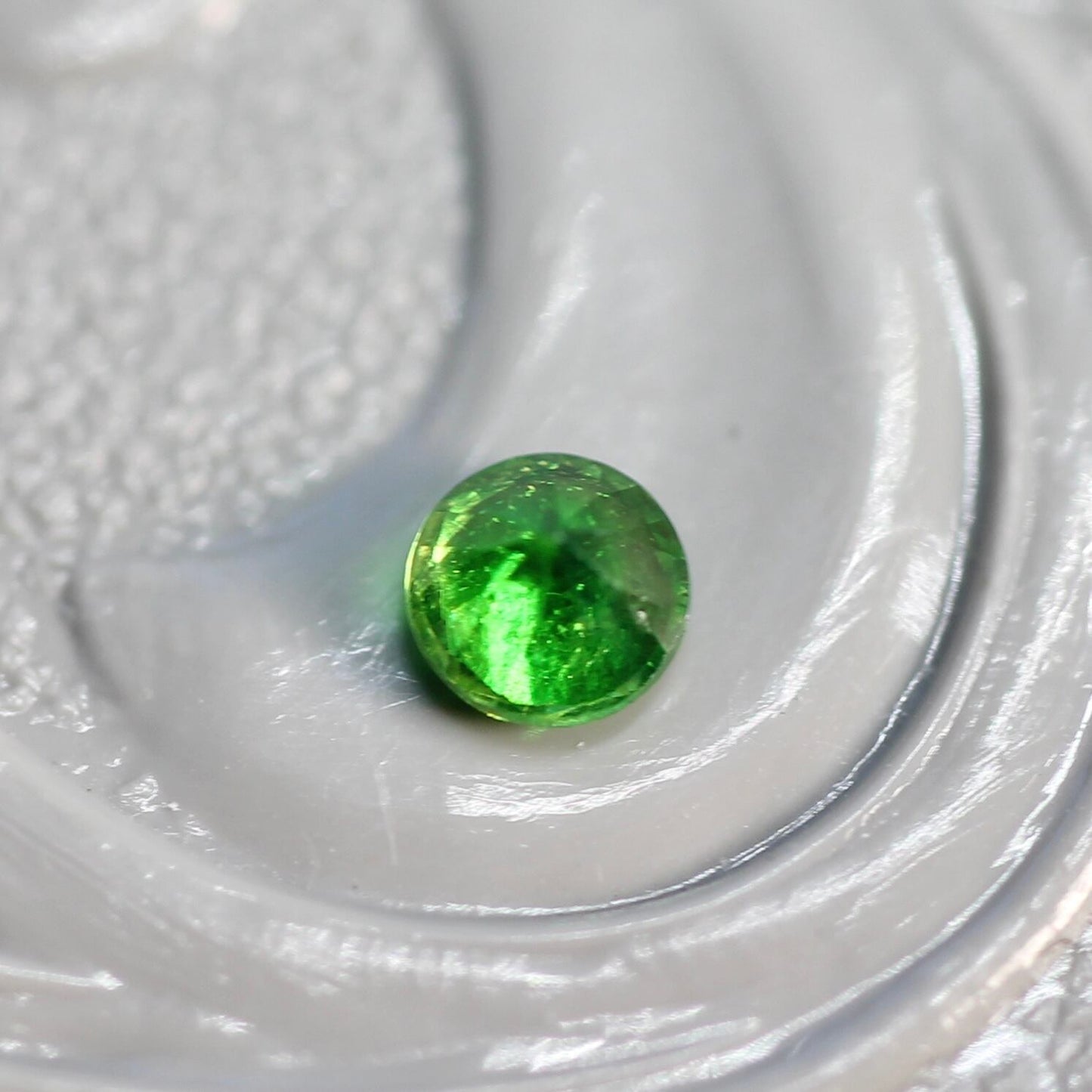 デマントイドガーネット 0.145ct 2.8mm 【MJ2488】