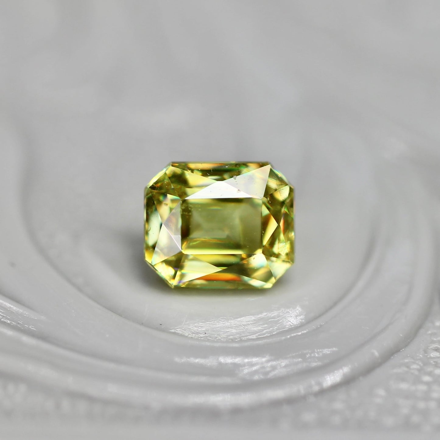 スフェーン 0.61ct ラディアントミックスカット 4.6mm×3.8mm×2.6mm【MJ2725】