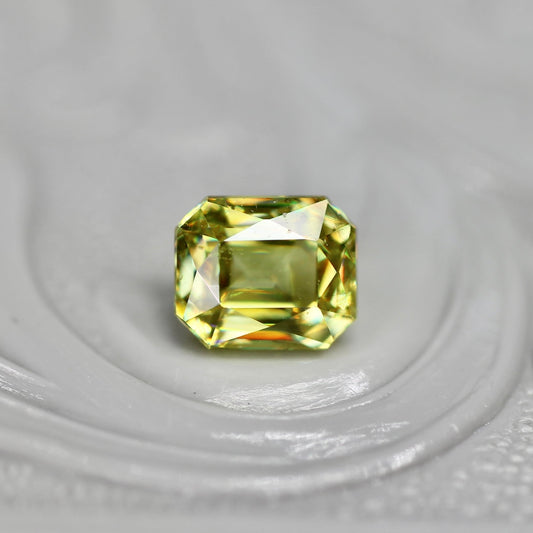 スフェーン 0.61ct ラディアントミックスカット 4.6mm×3.8mm×2.6mm【MJ2725】