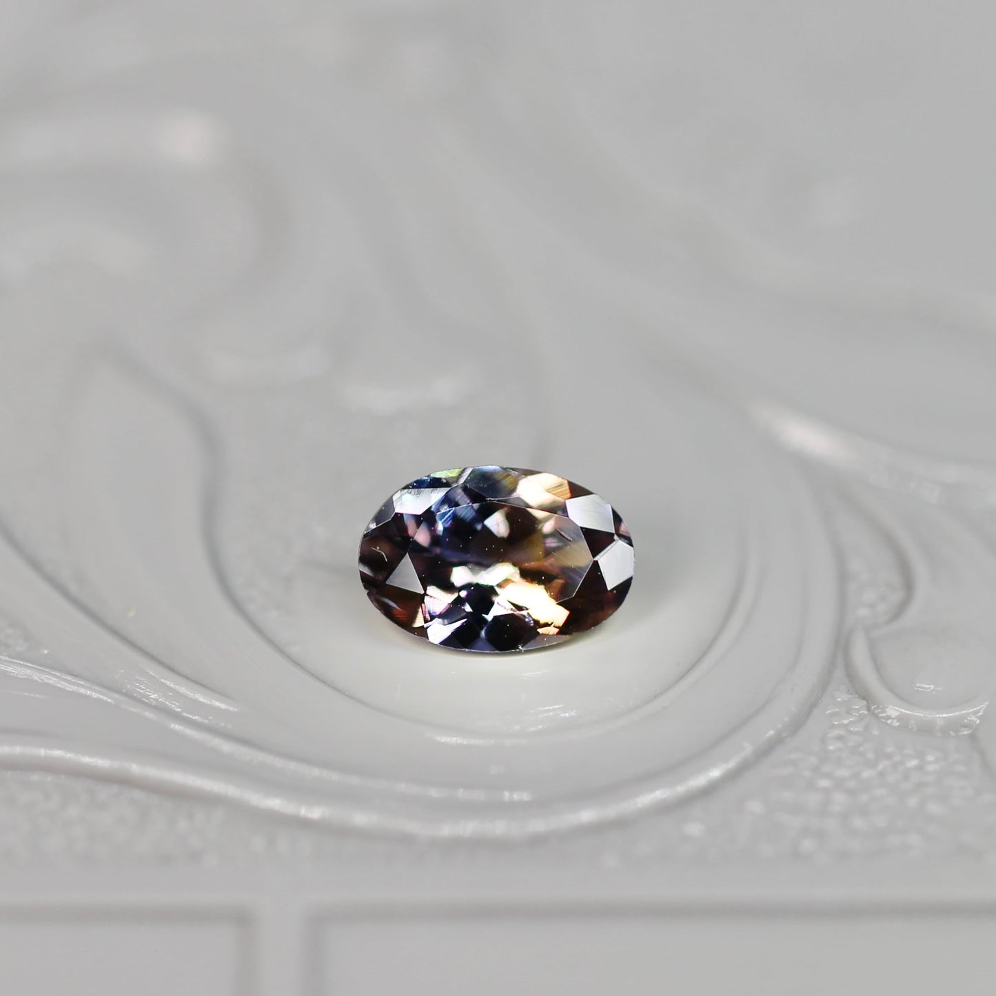 オーバルカット バイカラーゾイサイト 0.40ct  5.6mm×3.6mm×2.0mm 【MJ2528】
