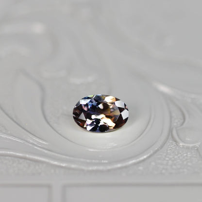 オーバルカット バイカラーゾイサイト 0.40ct  5.6mm×3.6mm×2.0mm 【MJ2528】