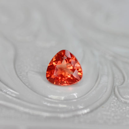 レッドラブラドライト 0.40ct トリリアントカット 5.1mm×5.1mm×3.2mm【MJ2566】