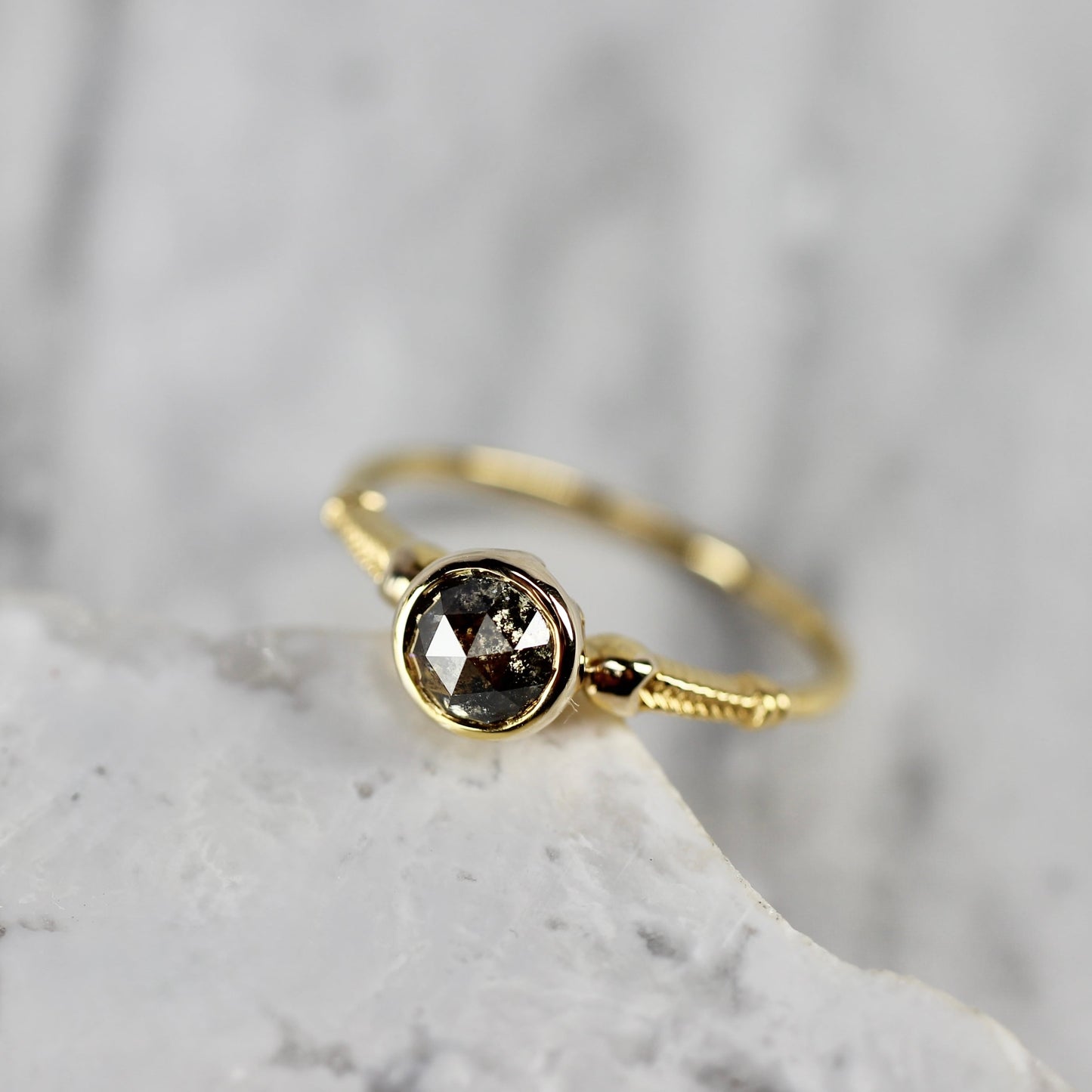 ソルトアンドペッパーダイヤモンド 0.6ct K10YG ラウンドローズカット フクリン(透かし)×ヘリンボーンアーム【MJ2842】