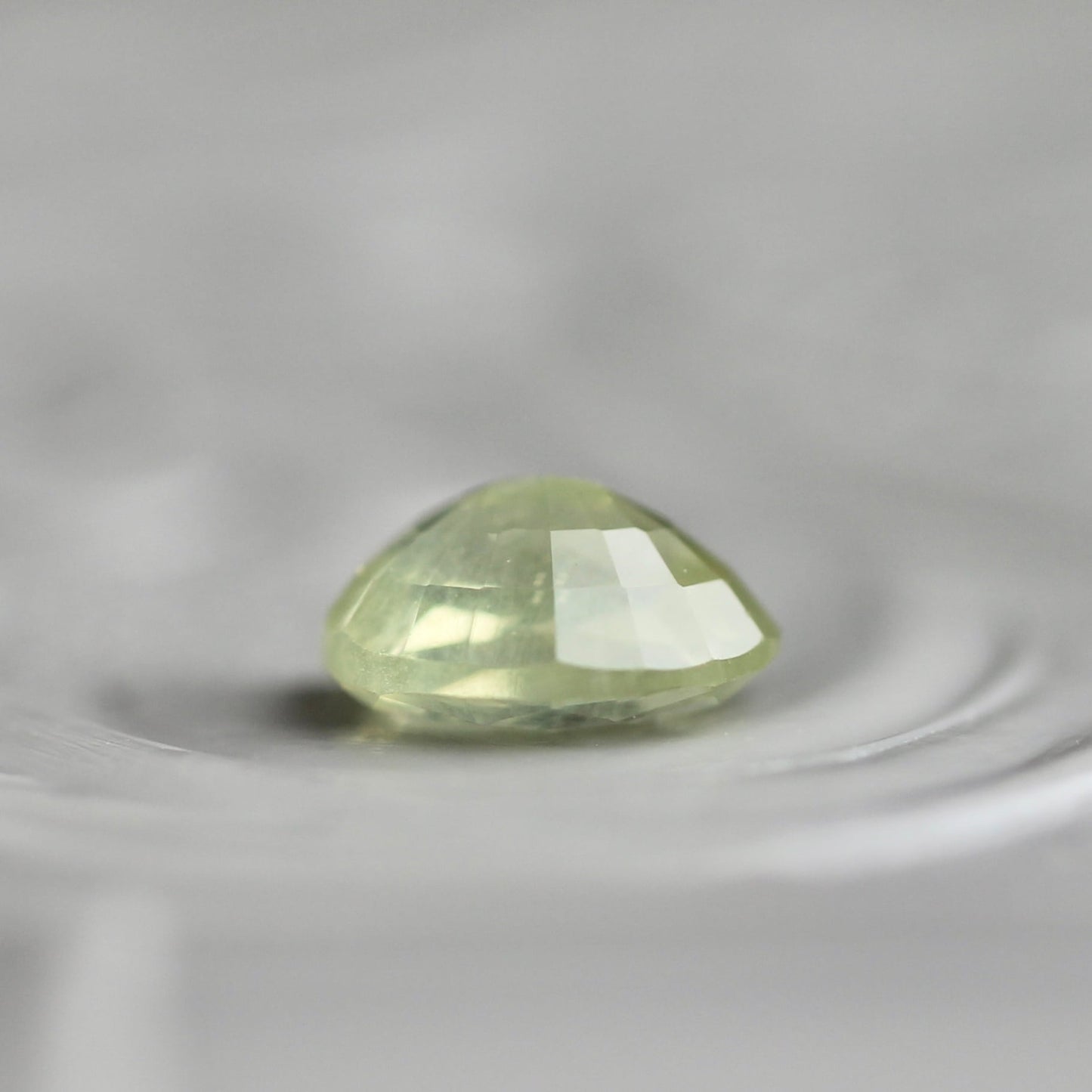 非加熱サファイア 0.44ct 5mm×4mm オーバルカット 【MJ2435】