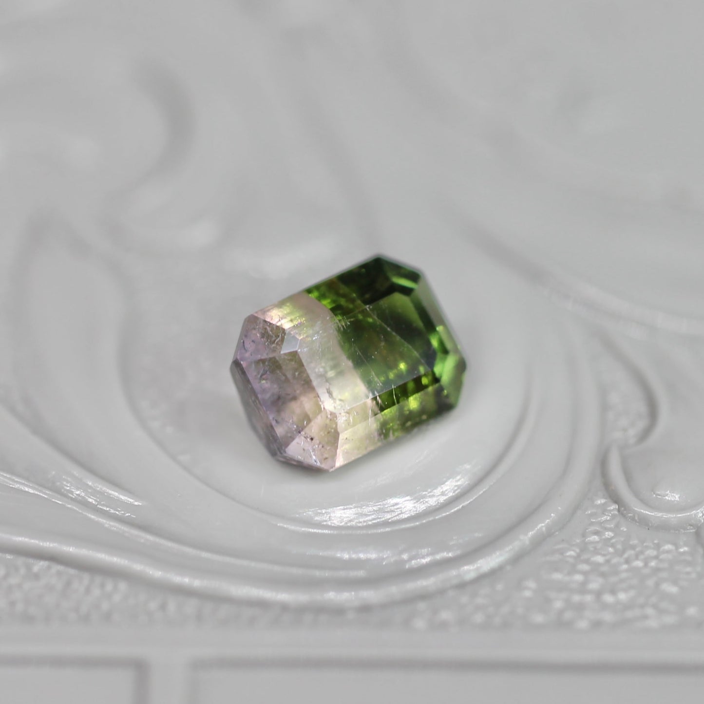 バイカラートルマリン 0.93ct エメラルドカット 6.6mm×5.1mm×3.2mm【MJ2657】