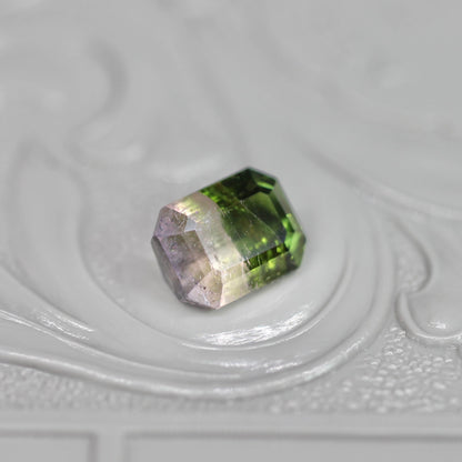 バイカラートルマリン 0.93ct エメラルドカット 6.6mm×5.1mm×3.2mm【MJ2657】