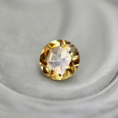 スフェーン 0.11ct 3mm 【MJ2429】