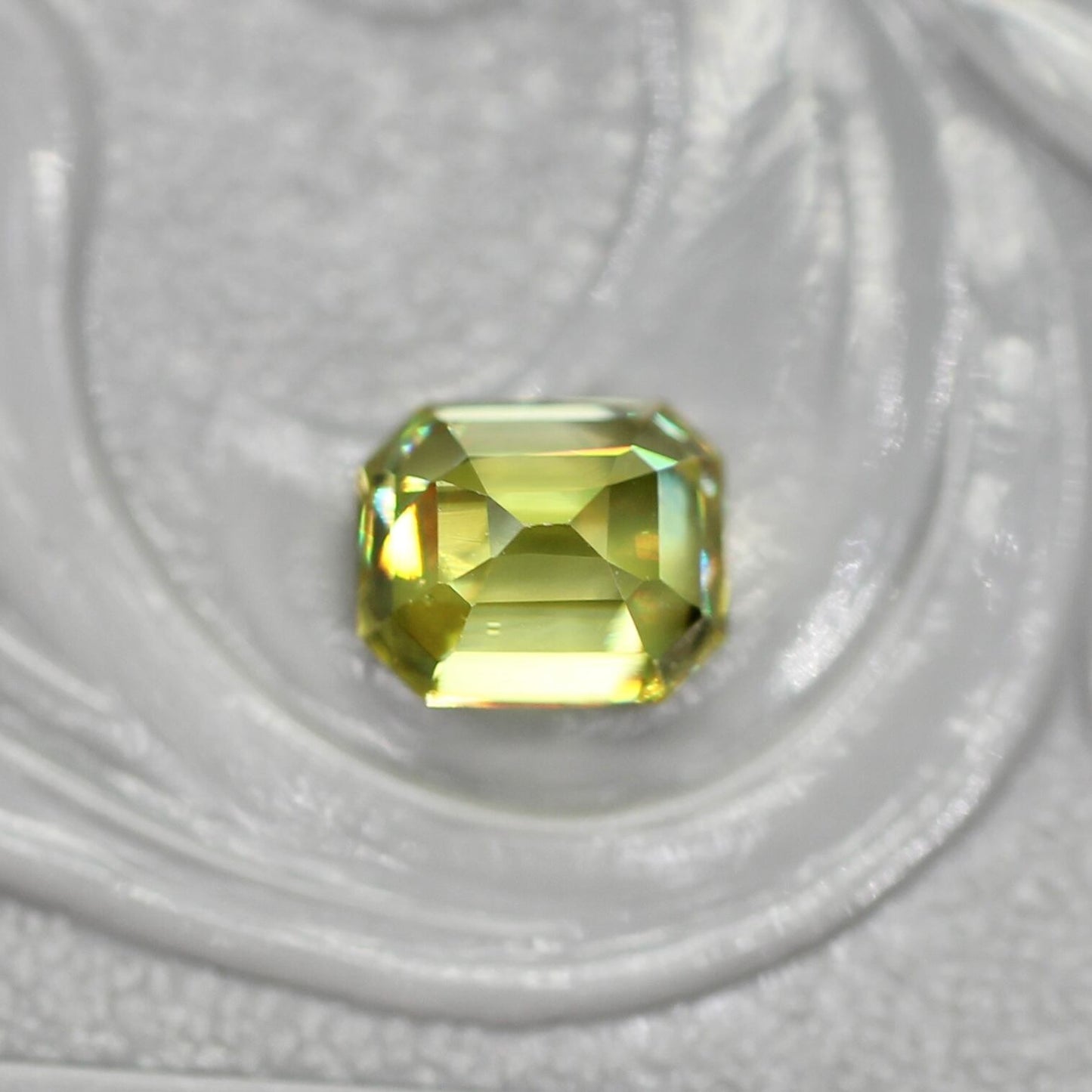 スフェーン 0.61ct ラディアントミックスカット 4.6mm×3.8mm×2.6mm【MJ2725】