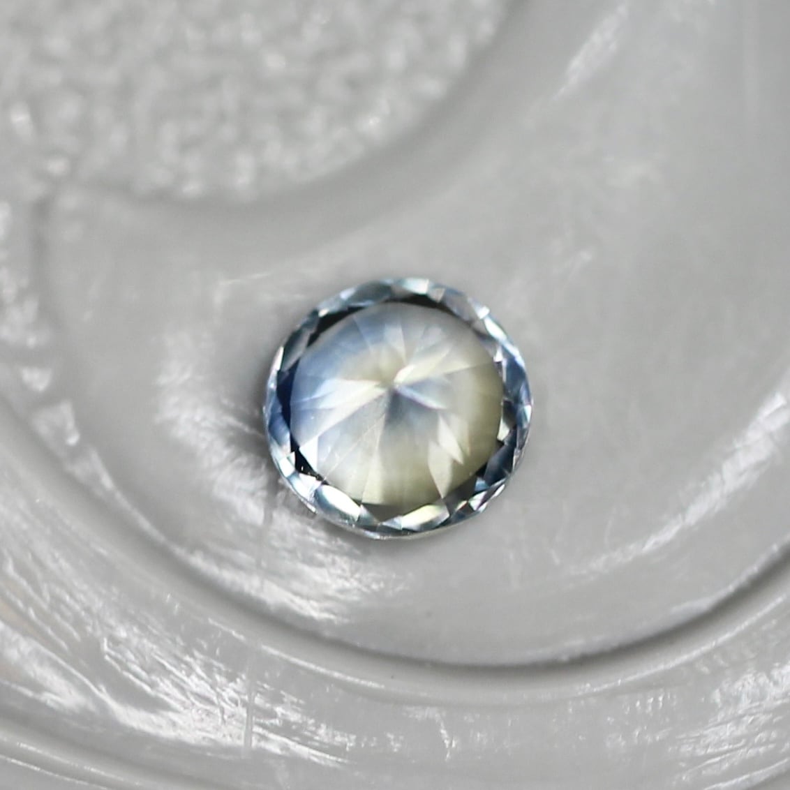 バイカラーサファイア 0.10ct ラウンドカット  2.9mm×2.9mm×2.0mm【MJ2553】
