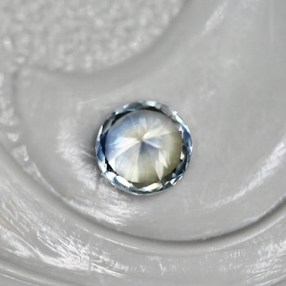 バイカラーサファイア 0.10ct ラウンドカット  2.9mm×2.9mm×2.0mm【MJ2553】