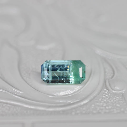 バイカラートルマリン 0.76ct エメラルドカット 7.1mm×3.7mm×3.3mm【MJ2652】