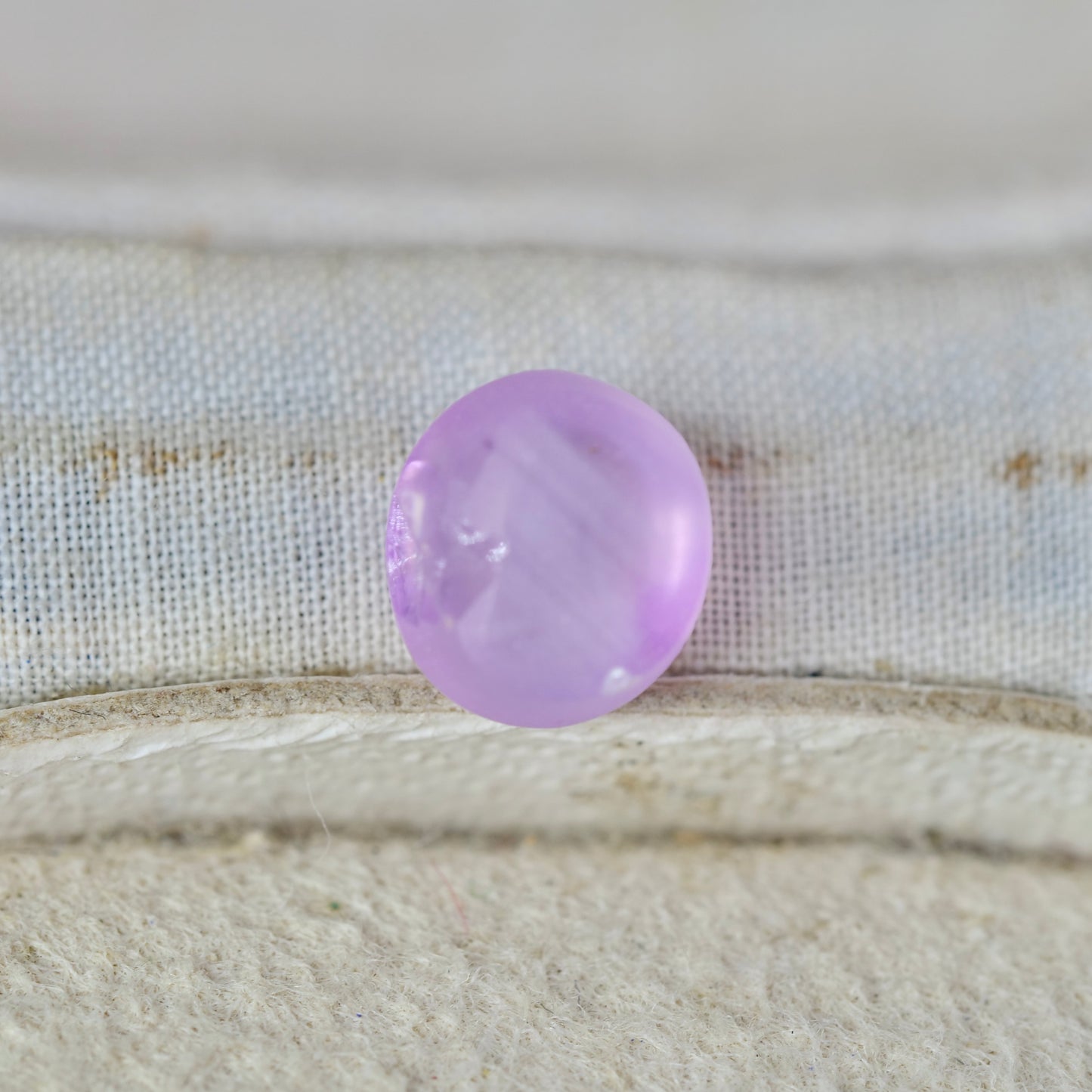 成長線入りスターサファイア 1.18ct カボションカット 5.5mm×4.9mm×3.7mm【MJ2939】