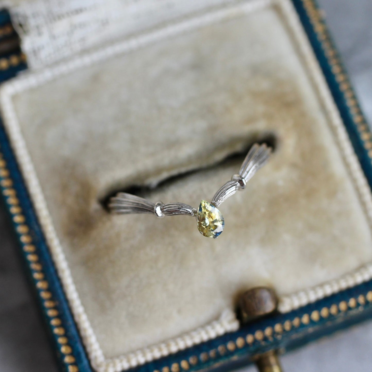 バイカラーサファイア 0.165ct ペアシェイプカット 4mm×3mm 【MJ2458】