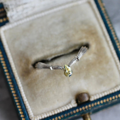 バイカラーサファイア 0.165ct ペアシェイプカット 4mm×3mm 【MJ2458】