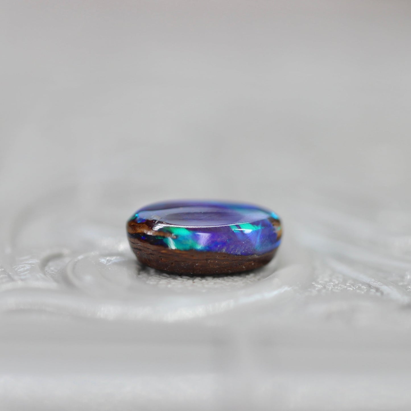 ブラックオパール 0.70ct オーバルカボションカット 7.0mm×4.5mm×2.8mm【MJ2649】