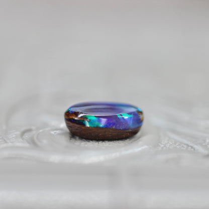 ブラックオパール 0.70ct オーバルカボションカット 7.0mm×4.5mm×2.8mm【MJ2649】