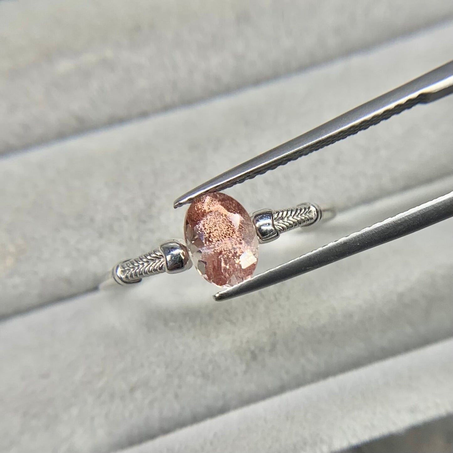 オーバルカット ラブラドライト 0.78ct 6.5mm×4.7mm-3.7mm 【MJ2511】