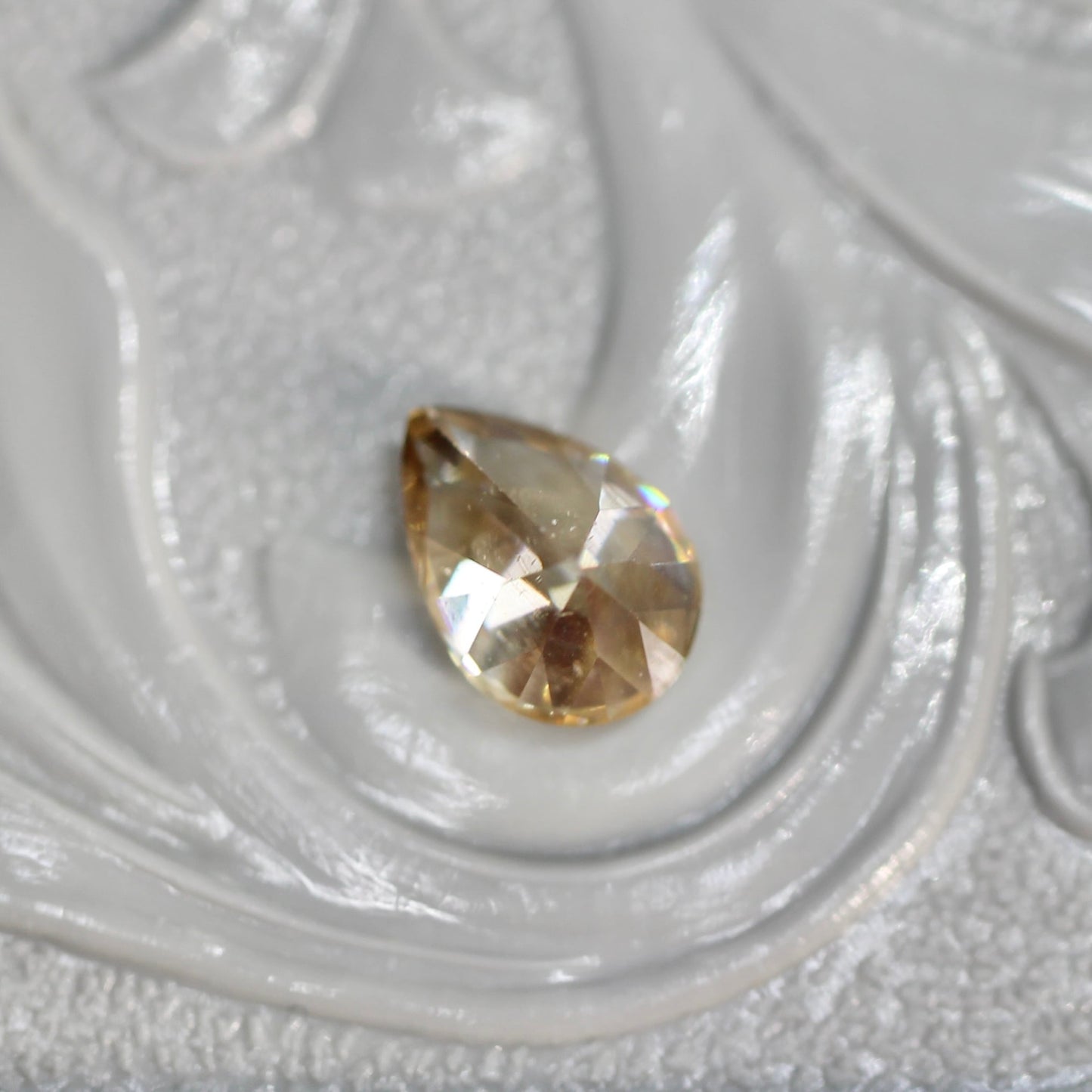 ペアシェイプカット バイカラーキャシテライト 1.05ct 5.6mm×3.9mm×3.3mm【MJ2619】