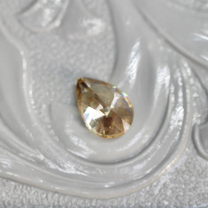 ペアシェイプカット バイカラーキャシテライト 1.05ct 5.6mm×3.9mm×3.3mm【MJ2619】