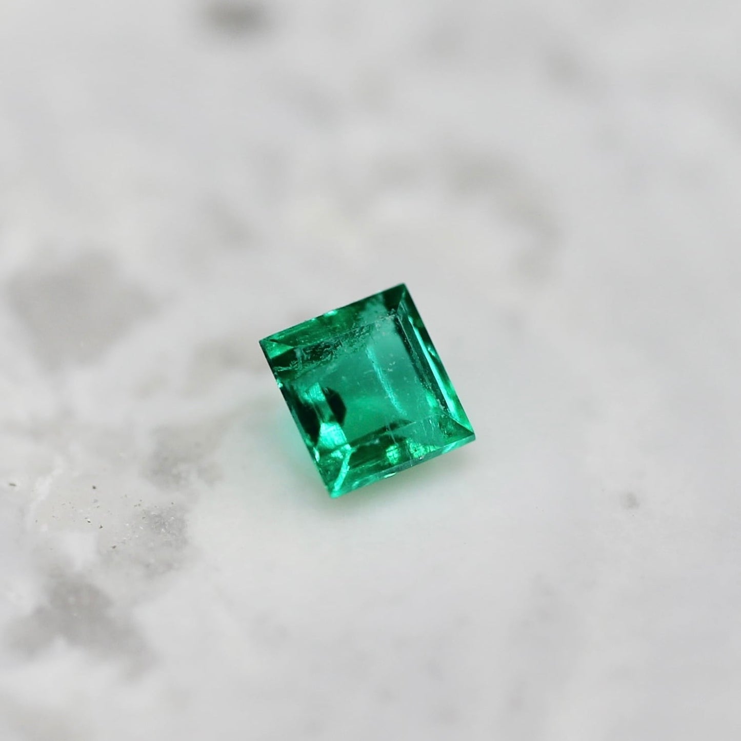 エメラルド 0.13ct スクエアカット 3.0mm×2.9mm×2.2mm【MJ2676】