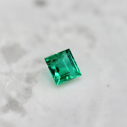 エメラルド 0.13ct スクエアカット 3.0mm×2.9mm×2.2mm【MJ2676】