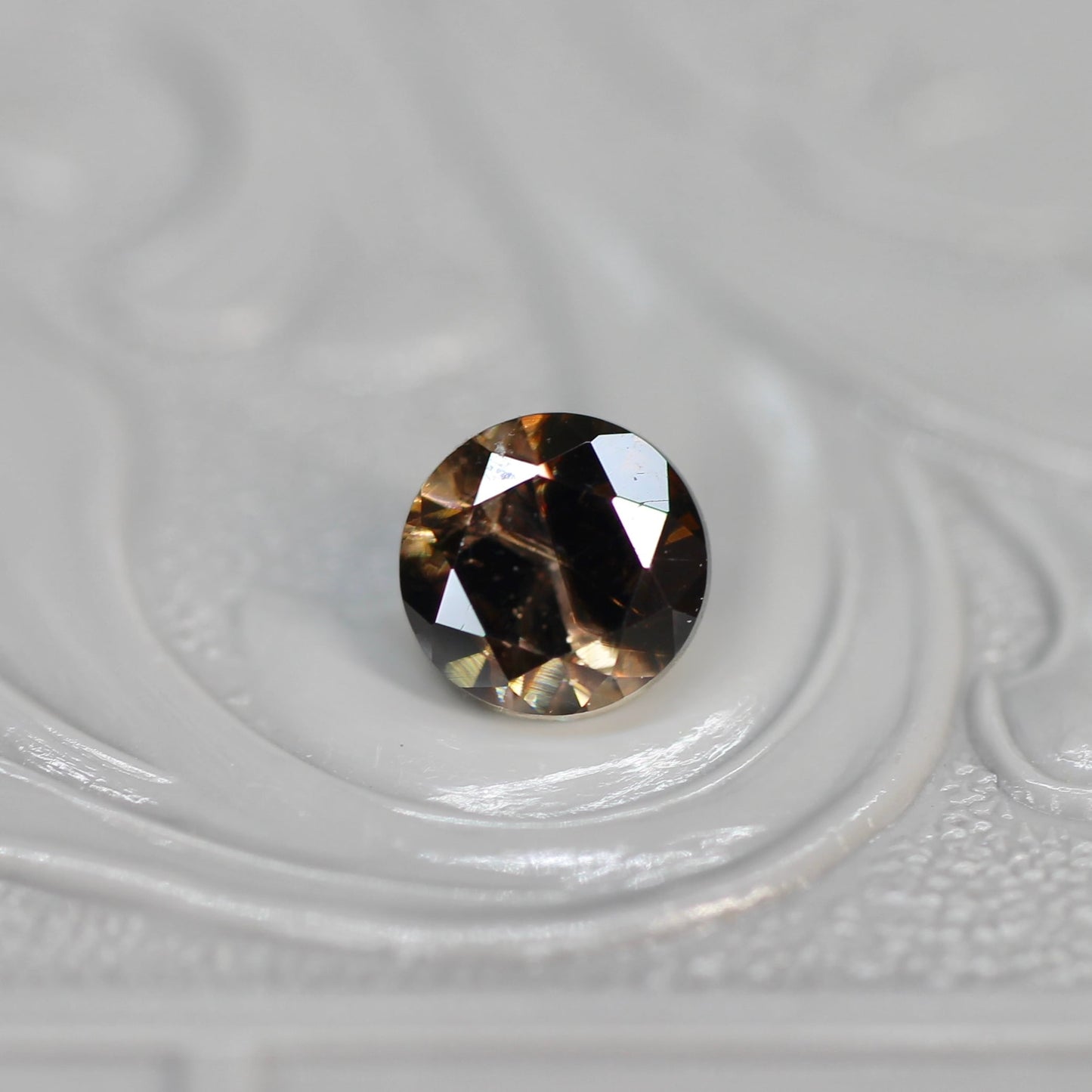 ラウンドカット バイカラーキャシテライト 1.23ct 4.7mm×4.7mm×3.2mm【MJ2617】