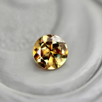 スフェーン 0.11ct 3mm 【MJ2429】