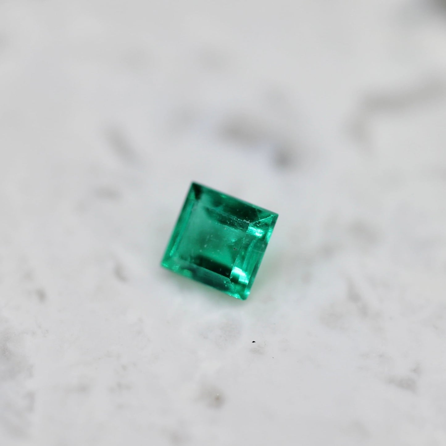エメラルド 0.13ct スクエアカット 3.0mm×3.0mm×2.2mm【MJ2674】