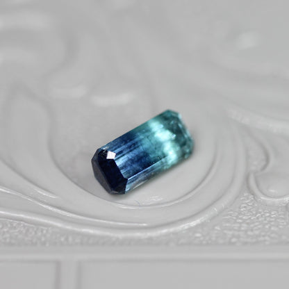 パーティーカラードトルマリン 0.77ct エメラルドカット 7.5mm×3.6mm×5.0mm【MJ2651】
