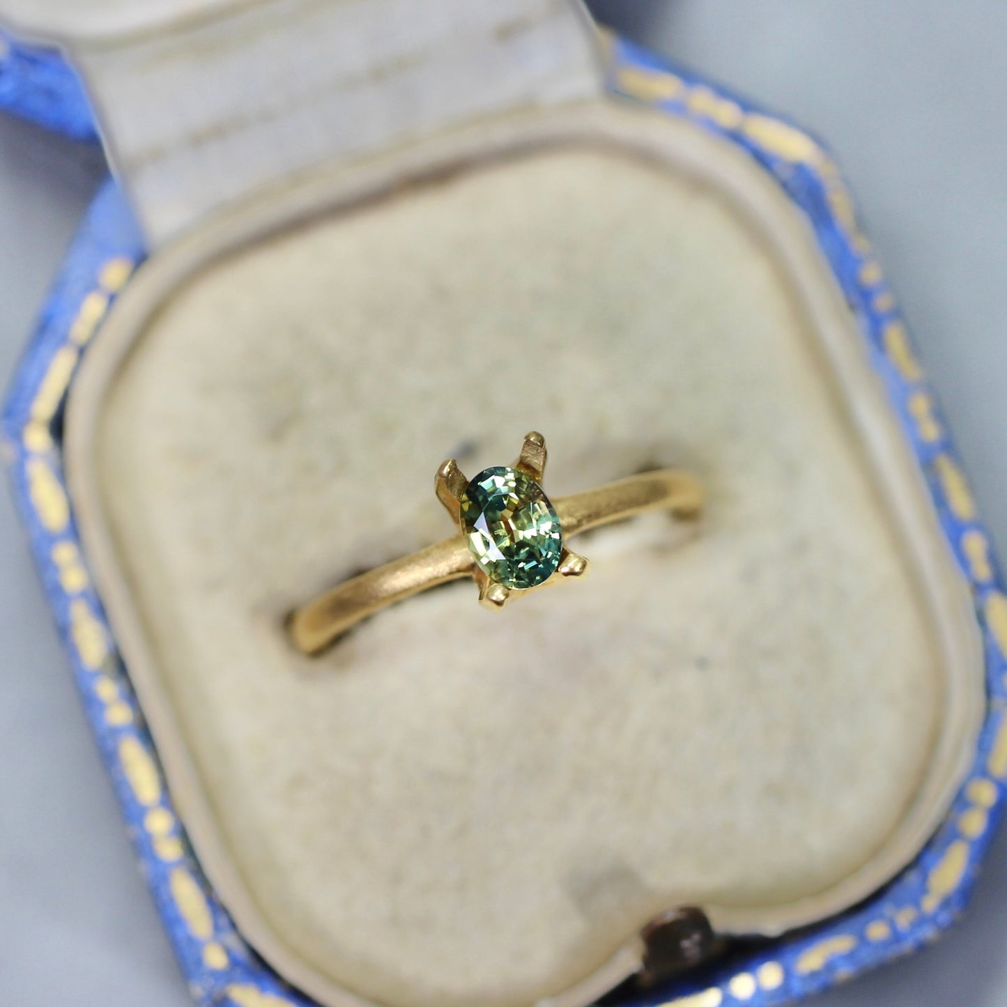 バイカラーサファイア 0.47ct オーバルカット 5.3mm×4.0mm×2.9mm【MJ2590】