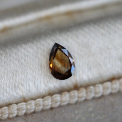 ペアシェイプカット ブラウンダイヤモンド 0.135ct 4.4mm×2.9mm-1.2mm 【MJ2482】