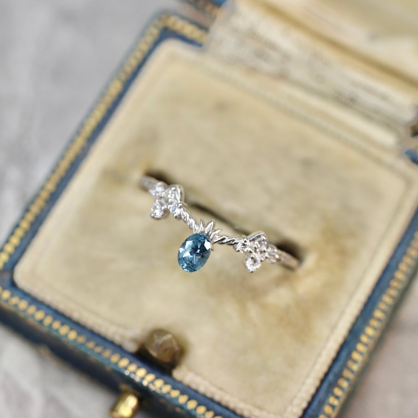 モンタナサファイア 0.21ct オーバルカット 3.8mm×2.7mm×1.5mm 【MJ2632】