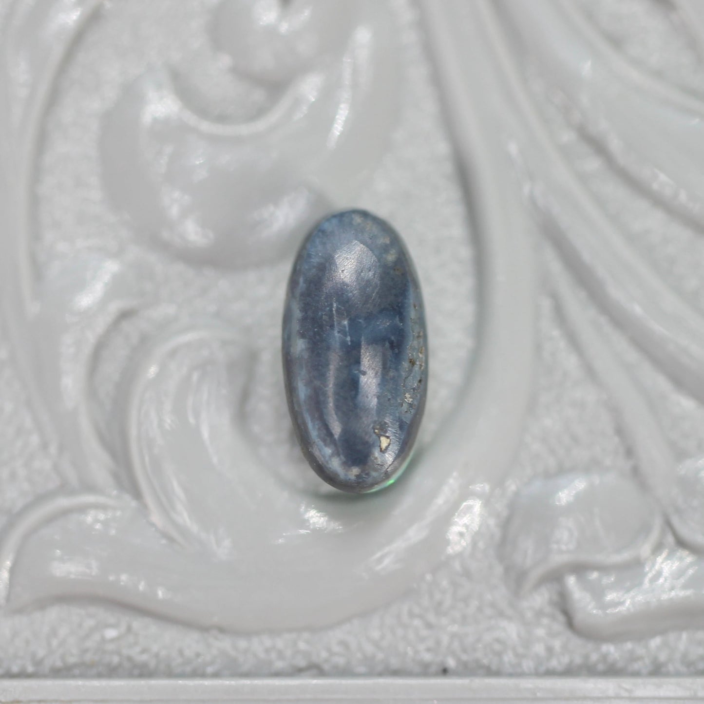 ブラックオパール 0.56ct オーバルカボションカット 7.7mm×4.0mm×3.1mm【MJ2644】