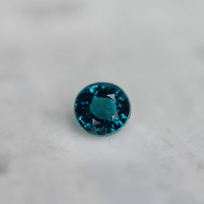 グランディディエライト 0.04ct ラウンドカット 2.2mm×2.2mm×1.7mm【MJ2692】