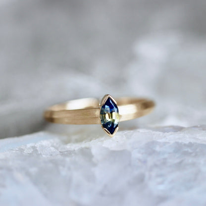 バイカラーサファイア 0.24ct マーキスカット K10YG リング 【MJ2454】