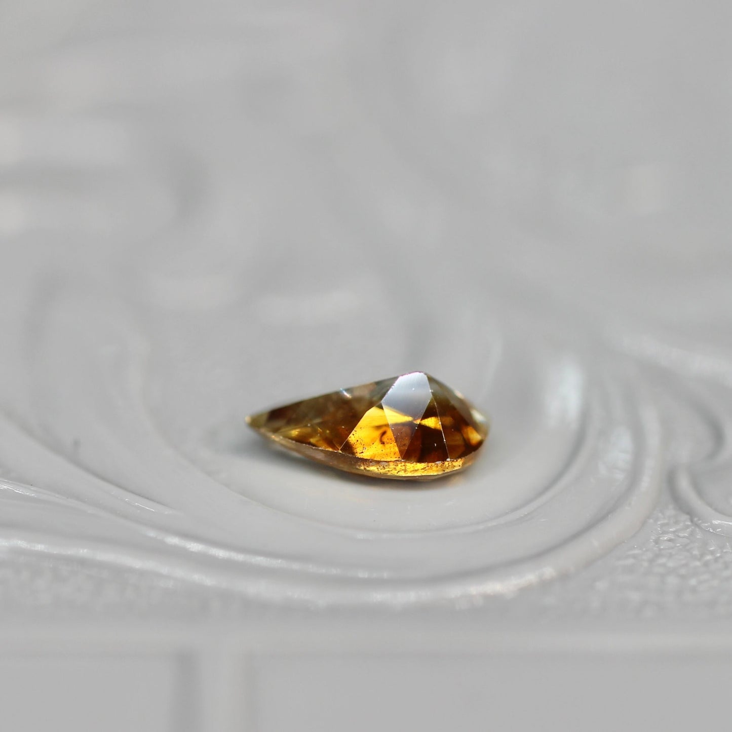 ペアシェイプカット バイカラーキャシテライト 0.85ct 4.7mm×4.7mm×3.2mm【MJ2618】