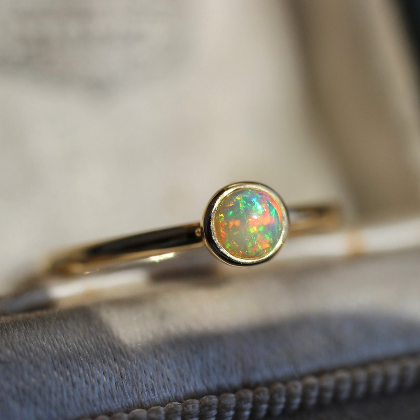 オパール 0.17ct  K18YG フクリン×プレーンアームリング 【MJ2401】