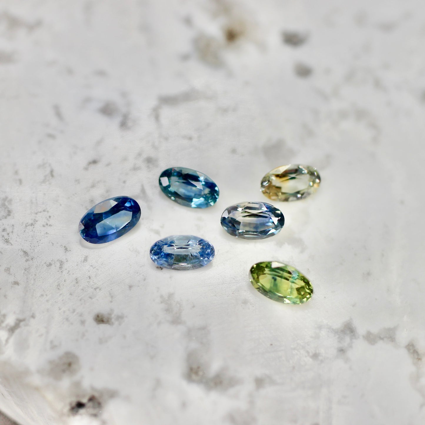 モンタナサファイア 0.27ct オーバルカット  4.9mm×2.9mm×2.2mm【MJ2734】