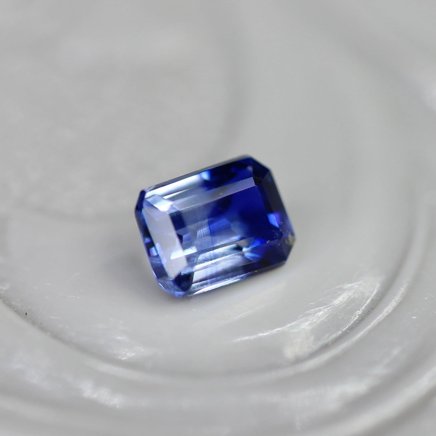 バイカラーサファイア 0.22ct エメラルドカット 3.8mm×2.9mm×2.0mm【MJ2709】