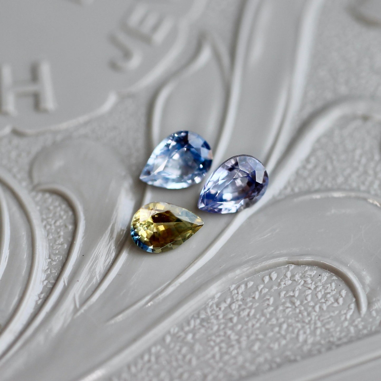 バイカラーサファイア 0.165ct ペアシェイプカット 4mm×3mm 【MJ2458】