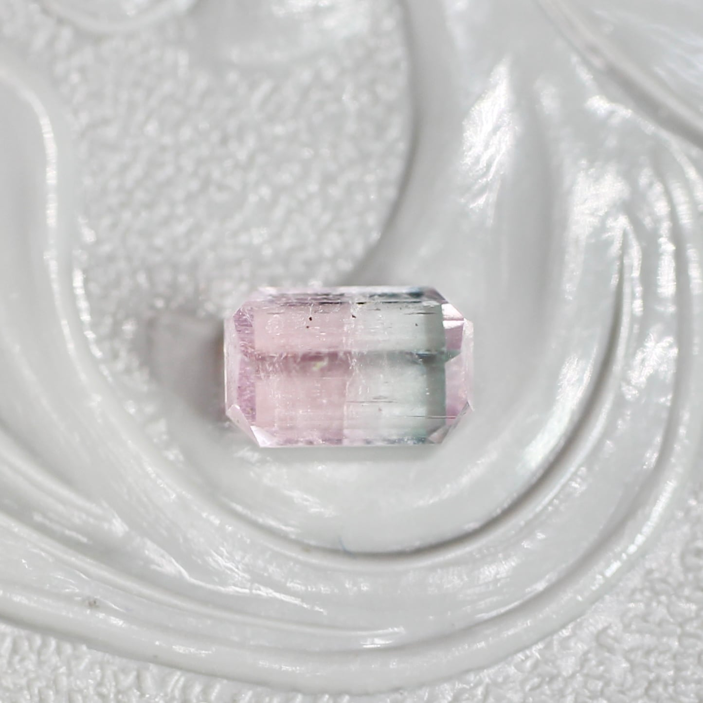 バイカラートルマリン 0.44ct エメラルドカット 5.3mm×3.5mm×2.9mm【MJ2670】