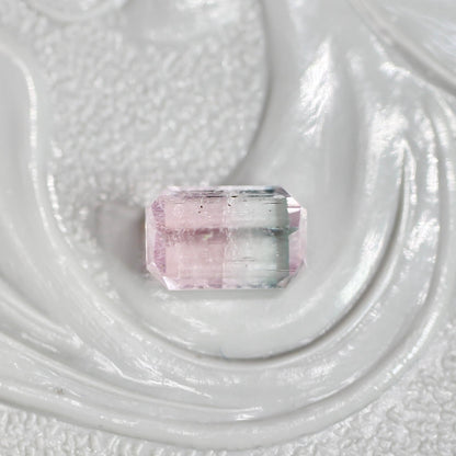 バイカラートルマリン 0.44ct エメラルドカット 5.3mm×3.5mm×2.9mm【MJ2670】