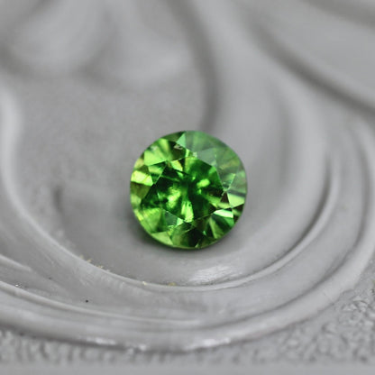 デマントイドガーネット 0.38ct 4.2mm 【MJ2409】