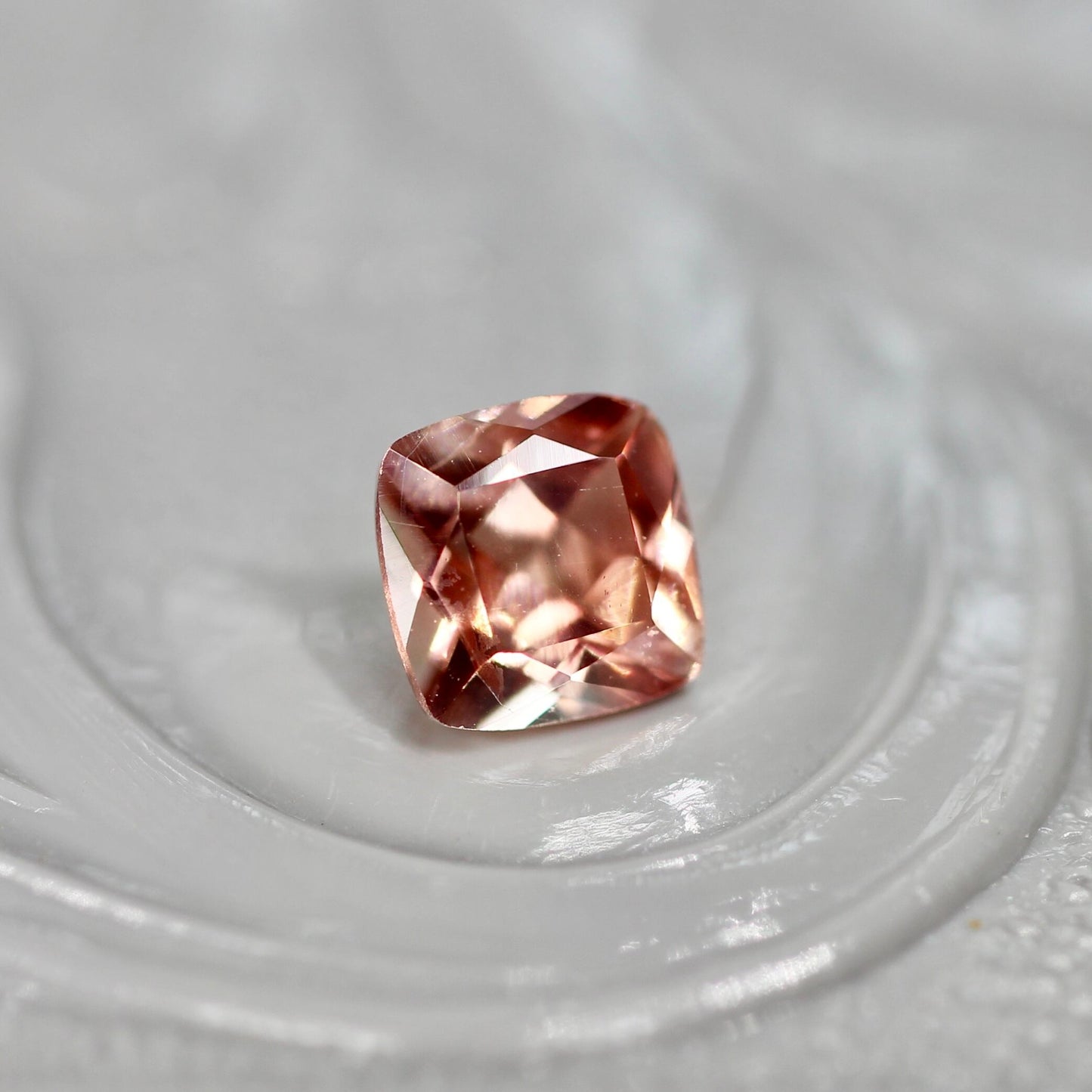 バイカラーラブラドライト 0.26ct クッションカット 4.2mm×4.2mm×2.8mm【MJ2561】