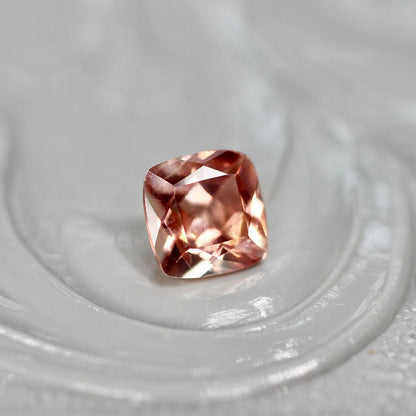 バイカラーラブラドライト 0.26ct クッションカット 4.2mm×4.2mm×2.8mm【MJ2561】