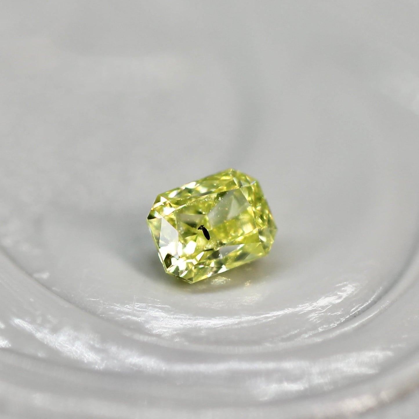 スクエアカット イエローダイヤモンド 0.13ct 3.1mm×2.5mm×2.0mm 【MJ2622】