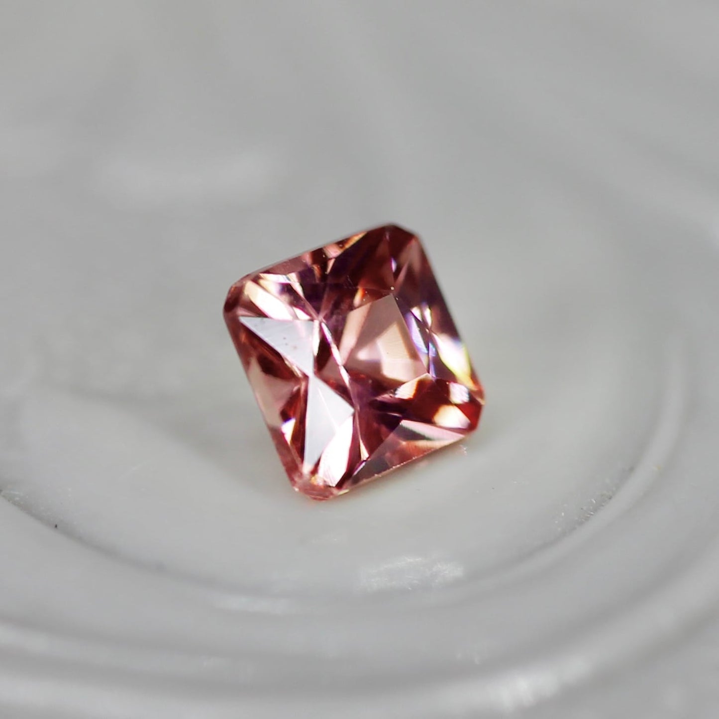 ピンクジルコン 0.36ct ラディアントカット 3.7mm×3.7mm×2.8mm【MJ2703】