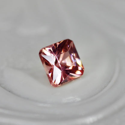 ピンクジルコン 0.36ct ラディアントカット 3.7mm×3.7mm×2.8mm【MJ2703】