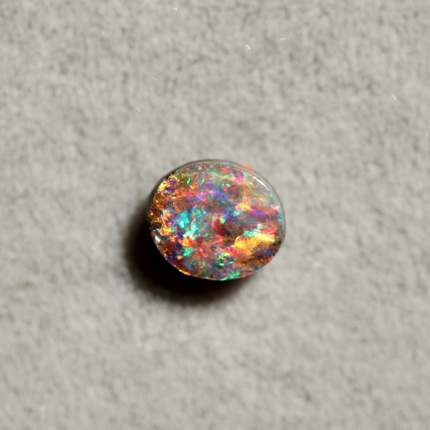 ボルダーオパール 0.38ct オーバルカボションカット 5.2mm×4.6mm×2.0mm【MJ2648】